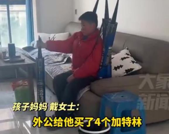 男孩在家背4个加特林从下午等到天黑,儿童放烟花需要家人陪同吗