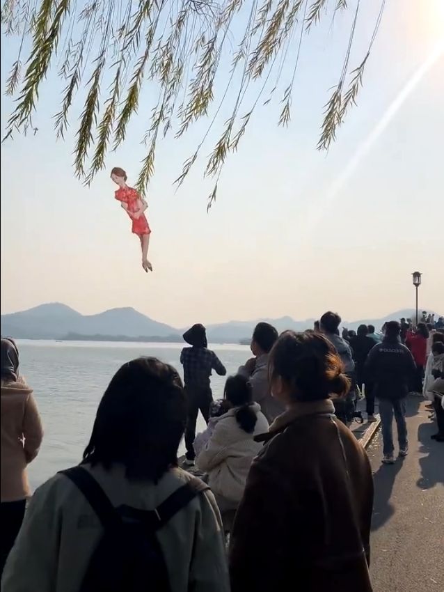 CB20250114055731967026 西湖边有人放“杨幂”风筝,律师:如未经同意,生产厂家需承担侵权责任